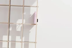 Libreria da parete in legno Schlagseite