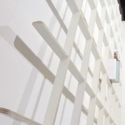 Libreria da parete in legno Schlagseite