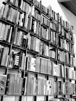 Libreria da parete in legno Schlagseite