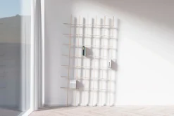 Libreria da parete in legno Schlagseite