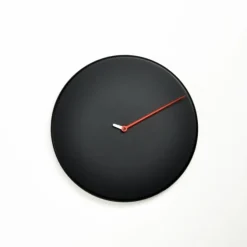 Orologio da muro Less design rotondo in legno