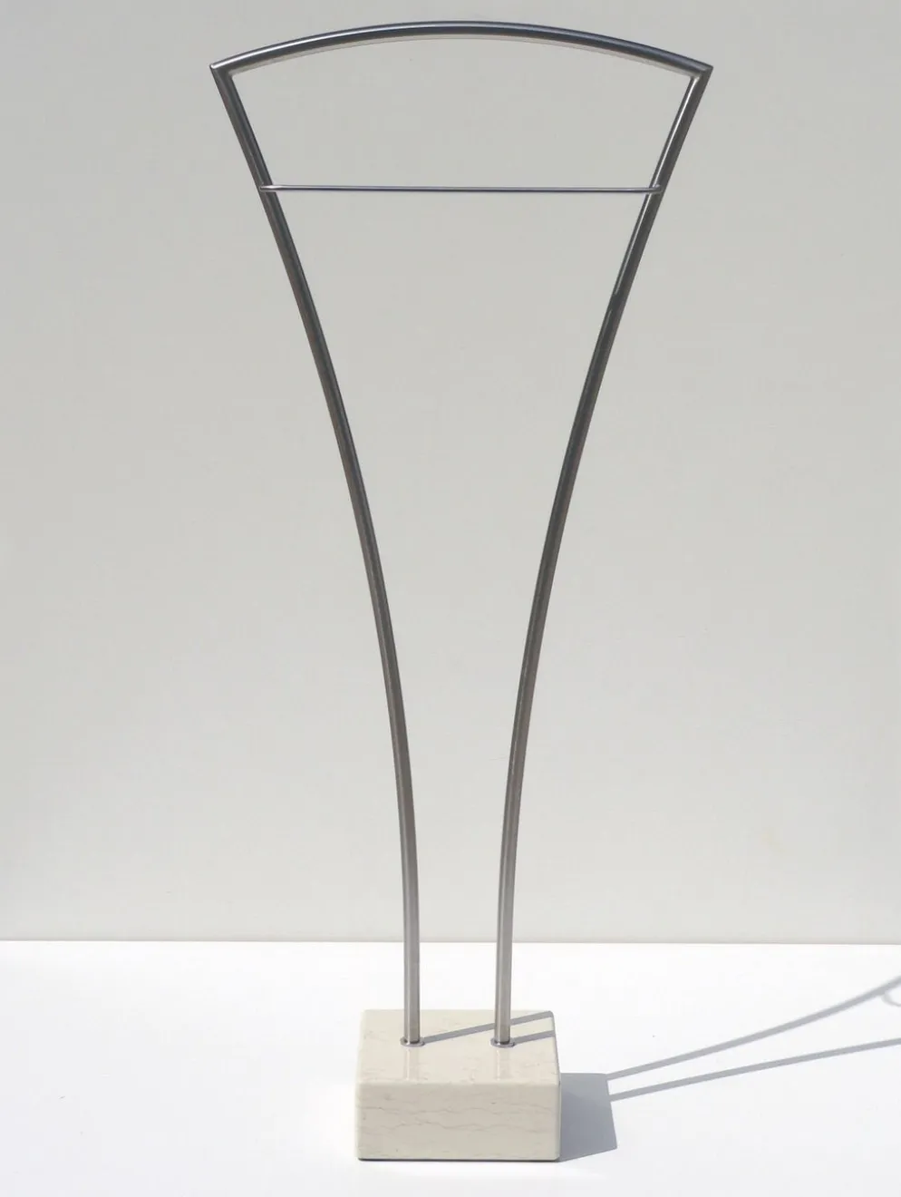 Servomuto design moderno in acciaio Vilmos