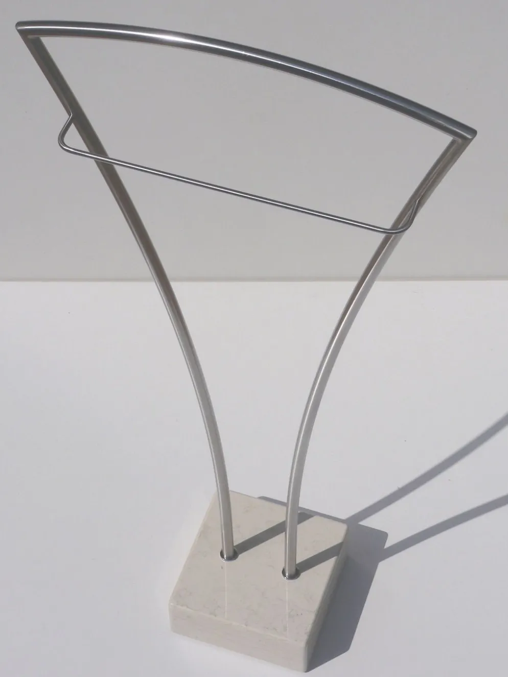 Servomuto design moderno in acciaio Vilmos