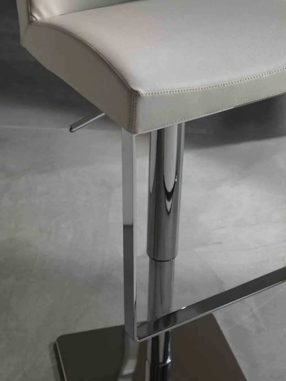 Sgabello design in ecopelle Hamilcar
