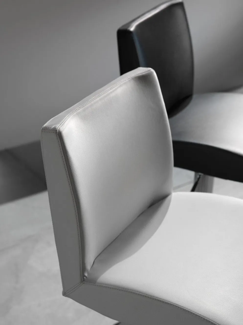 Sgabello design in ecopelle Hamilcar