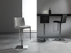 Sgabello design in ecopelle Hamilcar
