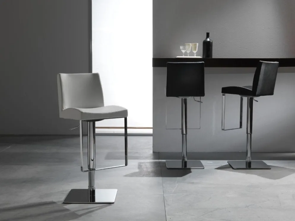 Sgabello design in ecopelle Hamilcar