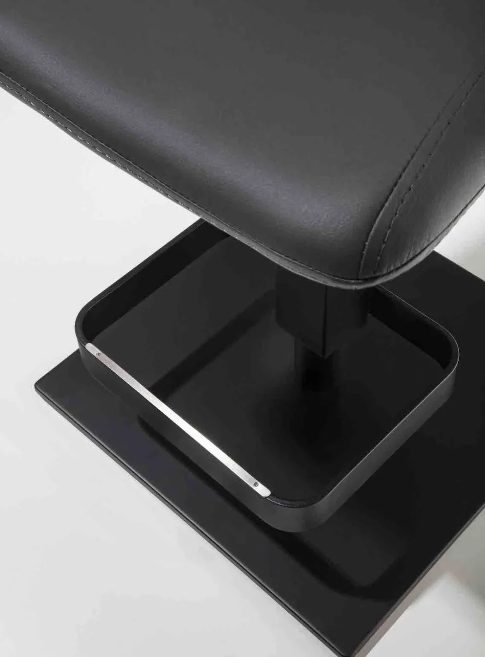 Sgabello design in ecopelle Stanley