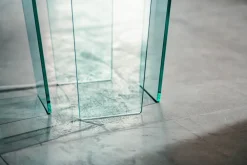 Tavolino lato divano in vetro curvato Morley