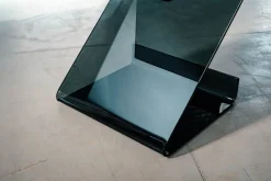 Tavolino lato divano in vetro curvato Bram Fumè